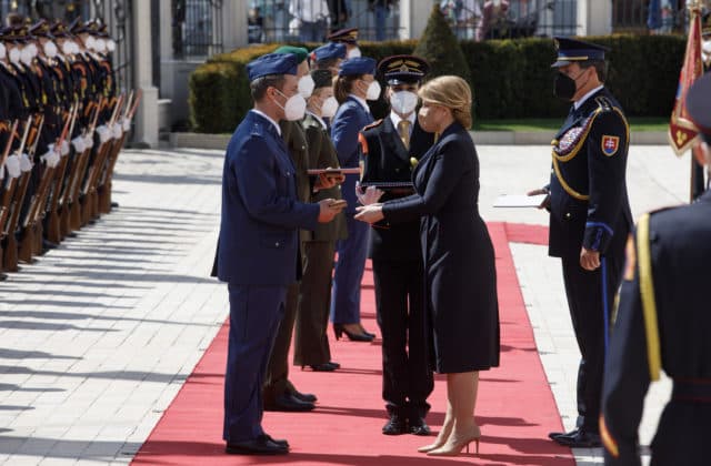 Čaputová ocenila vojakov a vojačky, vyznamenanie Za statočnosť dostali za pomoc počas pandémie (video)