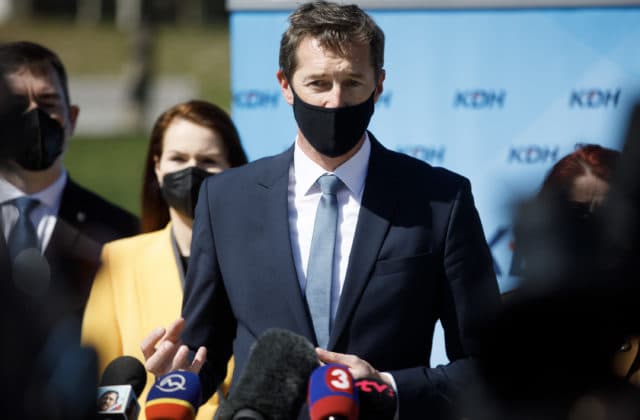 KDH navrhuje namiesto vyššej DPH progresívny daňový bonus, pre matky chce zaviesť voľný piatok