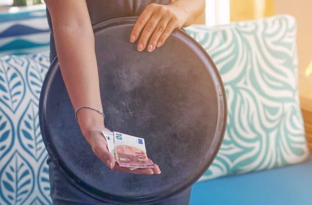 Pomoc pre firmy a podnikateľov bude viazaná na COVID automat, úrady budú počas leta vyplácať nižšie príspevky