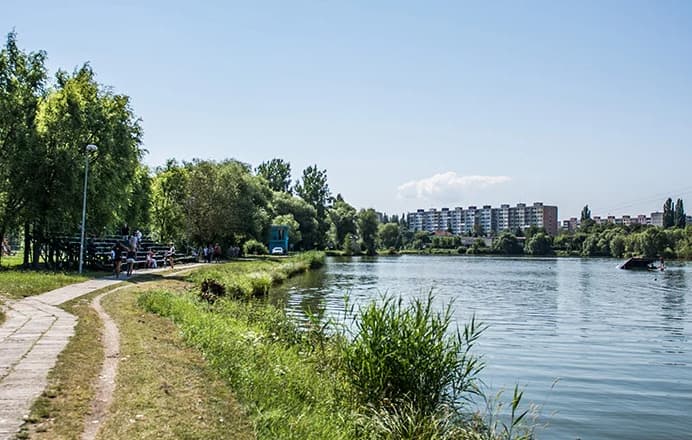 Kúpanie sa v Jazere dočasne zakázali pre opatrenia proti siniciam