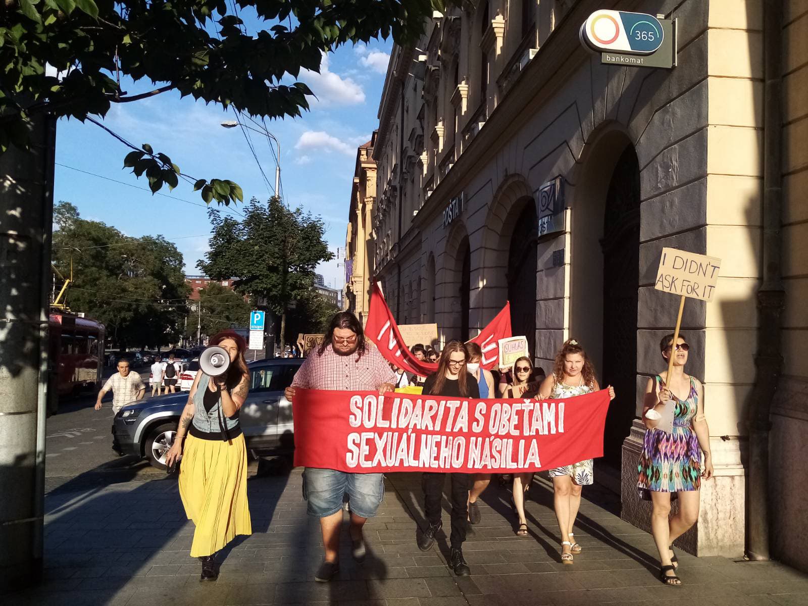 Solidárnych zhromaždení s obeťami sexualizovaného násilia sa zúčastnili davy ľudí naprieč Slovenskom