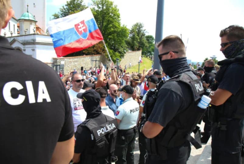 Pred Prezidentským palácom protestujú desiatky ľudí