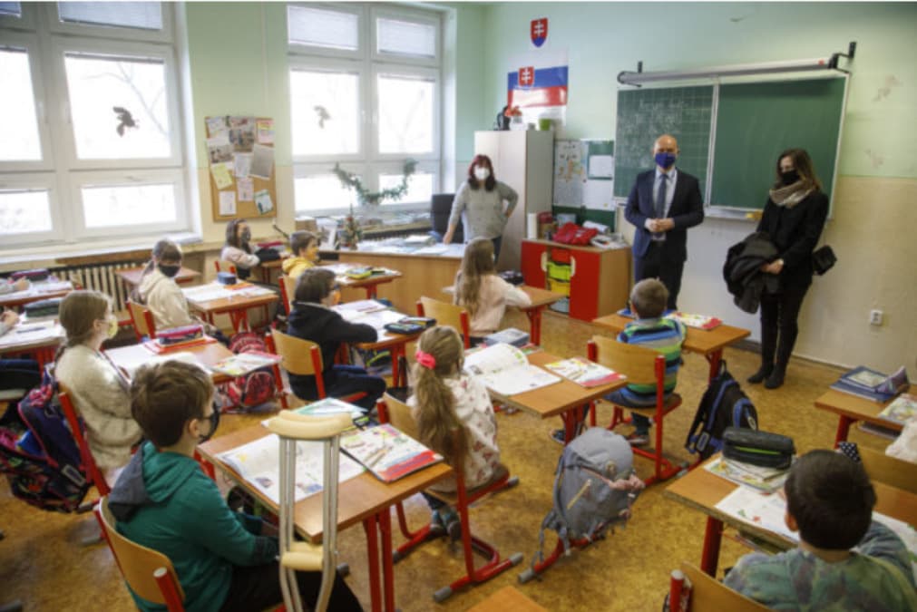 Miera zaočkovanosti v okresoch ovplyvní aj chod škôl
