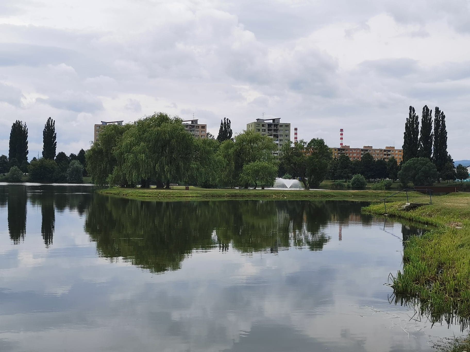 Jazero brázdi špeciálne plavidlo. Takto prebieha odstraňovanie siníc