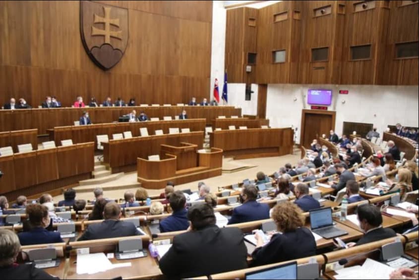 Parlament aj bez hlasov Sme rodina prijal reformu národných parkov