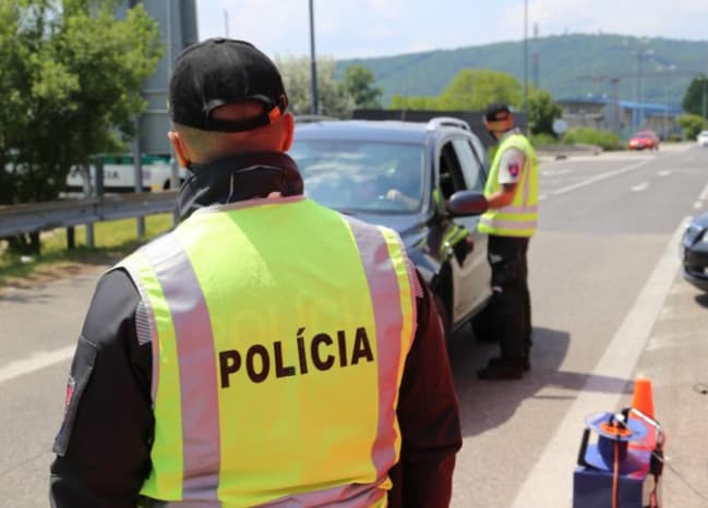 Plne nezaočkovaní pendleri naďalej nemusia ísť na Slovensku do domácej karantény