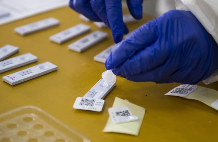 Firmy už môžu požiadať o preplatenie nákladov na povinné testovanie zamestnancov