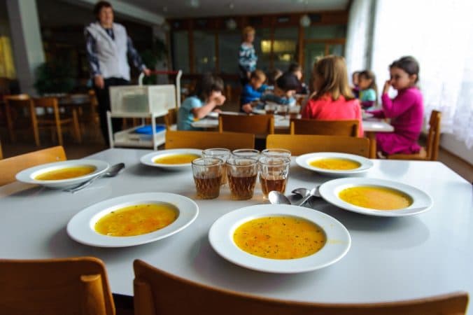 Cieľom revízie školského stravovania je zaistiť deťom energeticky a nutrične vyvážené jedlá a nápoje