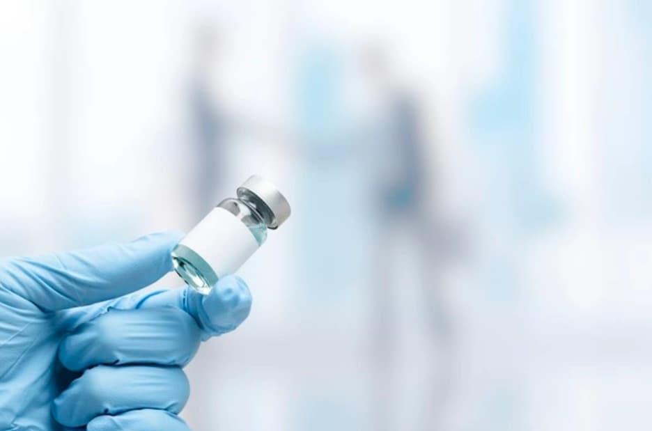Farmaceuti sú na očkovanie v lekárňach pripravení, kvôli zmenám legislatívy to však bude možné najskôr o rok