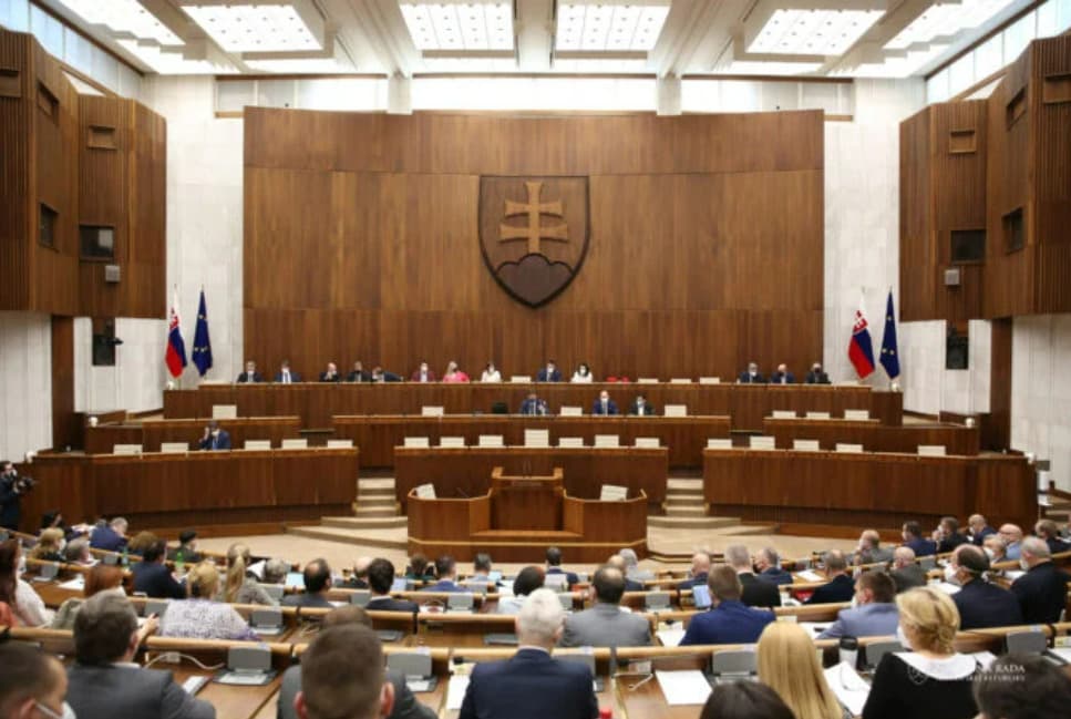 Poslankyne hnutia OĽaNO vyzvali kolegov v parlamente, aby prestali s vulgarizmami a útokmi