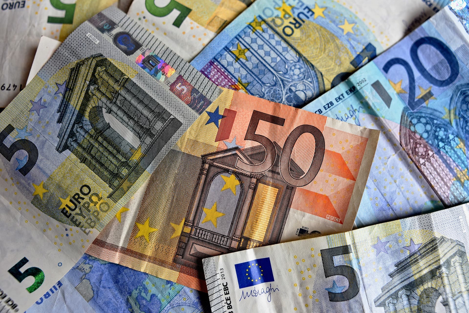 Zamestnanci zariadení sociálnych služieb a centier pre deti dostanú infekčný príplatok v sume 405 eur