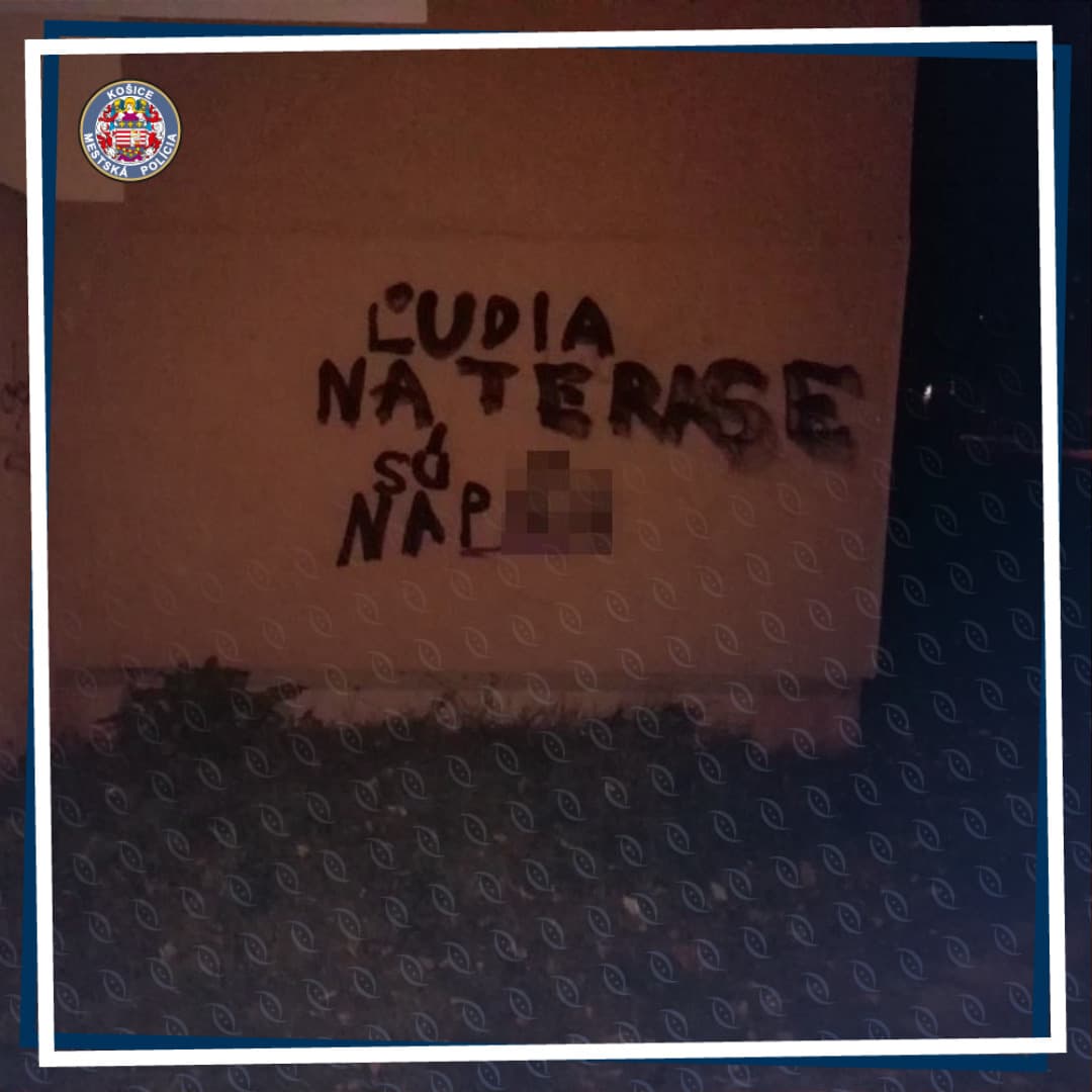 Mladík na fasádu bytového domu nastriekal vulgárny nápis