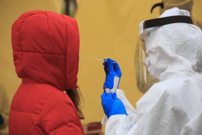 Za nedeľu malo pozitívny výsledok PCR testu 553 ľudí, pribudlo 8 obetí