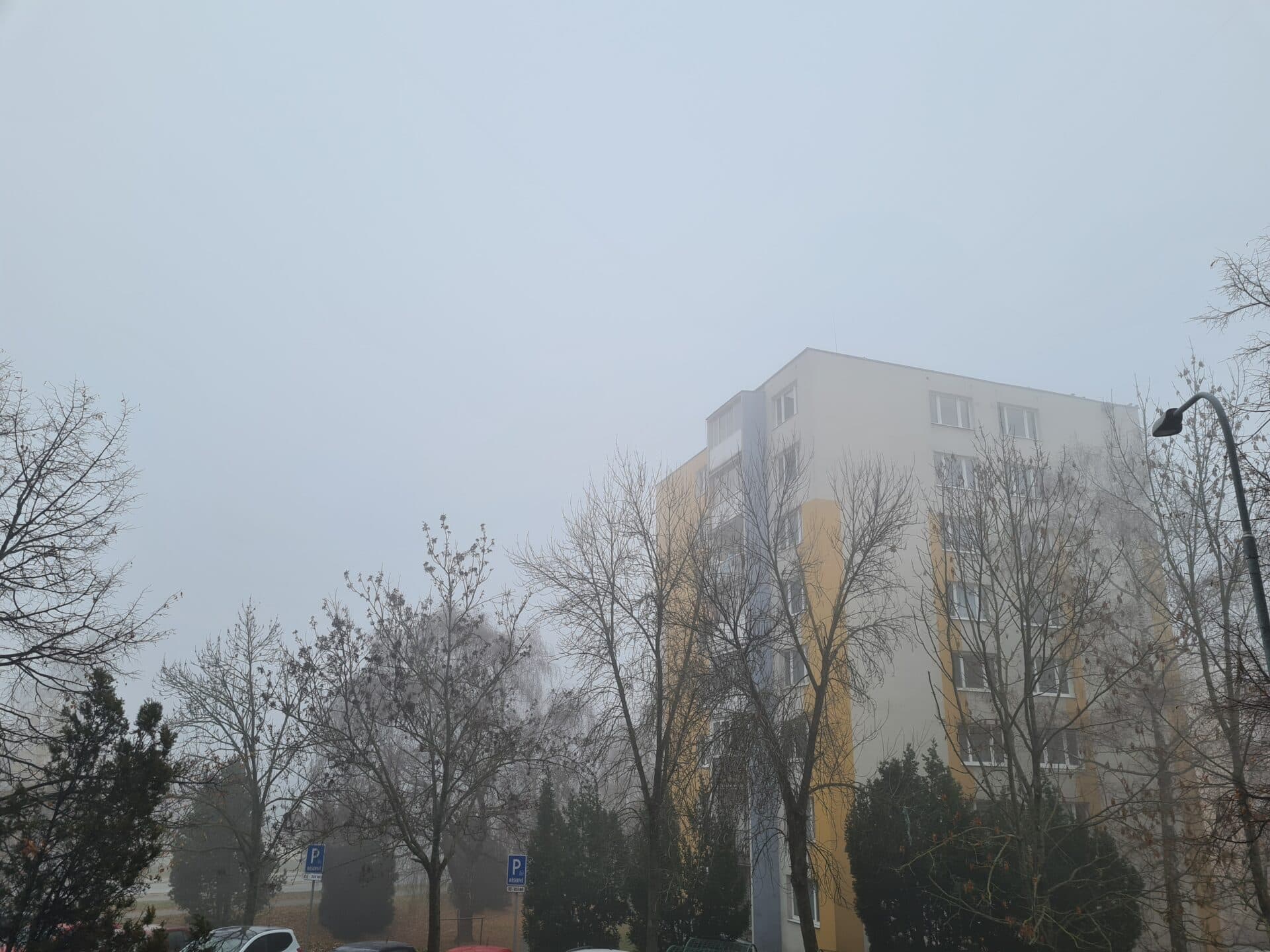Dnes bude oblačno až zamračené, na mnohých miestach aj prehánky alebo dážď