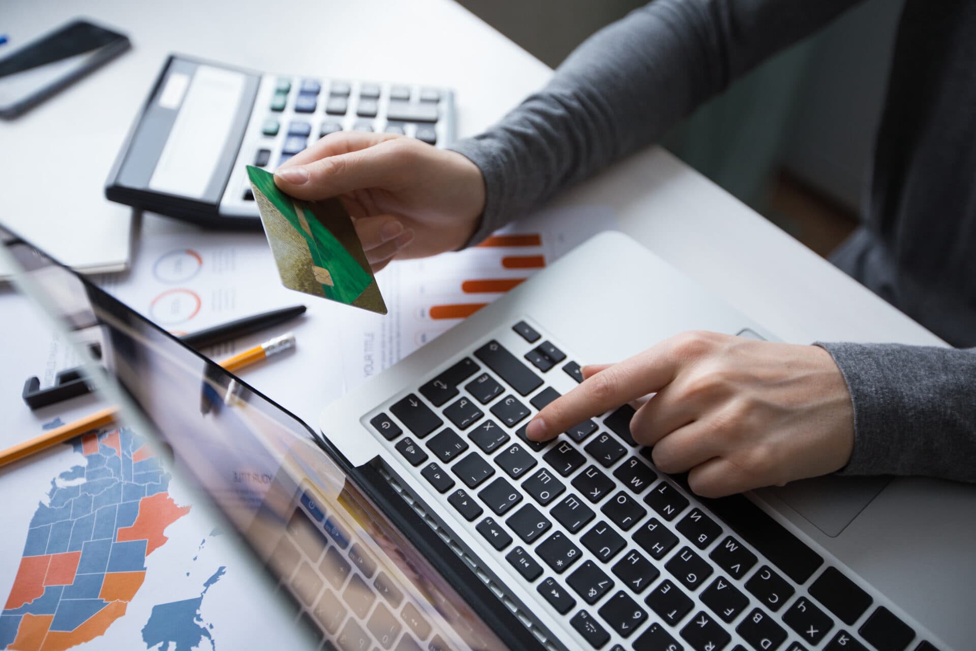 Experti upozorňujú na NÁRAST PODVODOV v online priestore