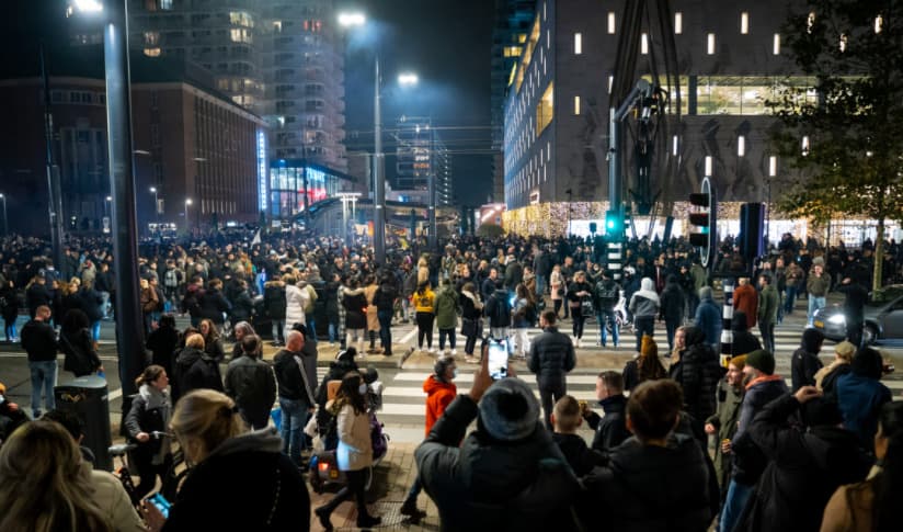 V Rotterdame vypukli protesty kvôli obmedzeniam týkajúcich sa koronavírusu (foto)