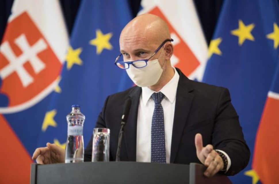 Karanténa by mala trvať pre nezaočkovaných päť dní, navrhuje minister školstva
