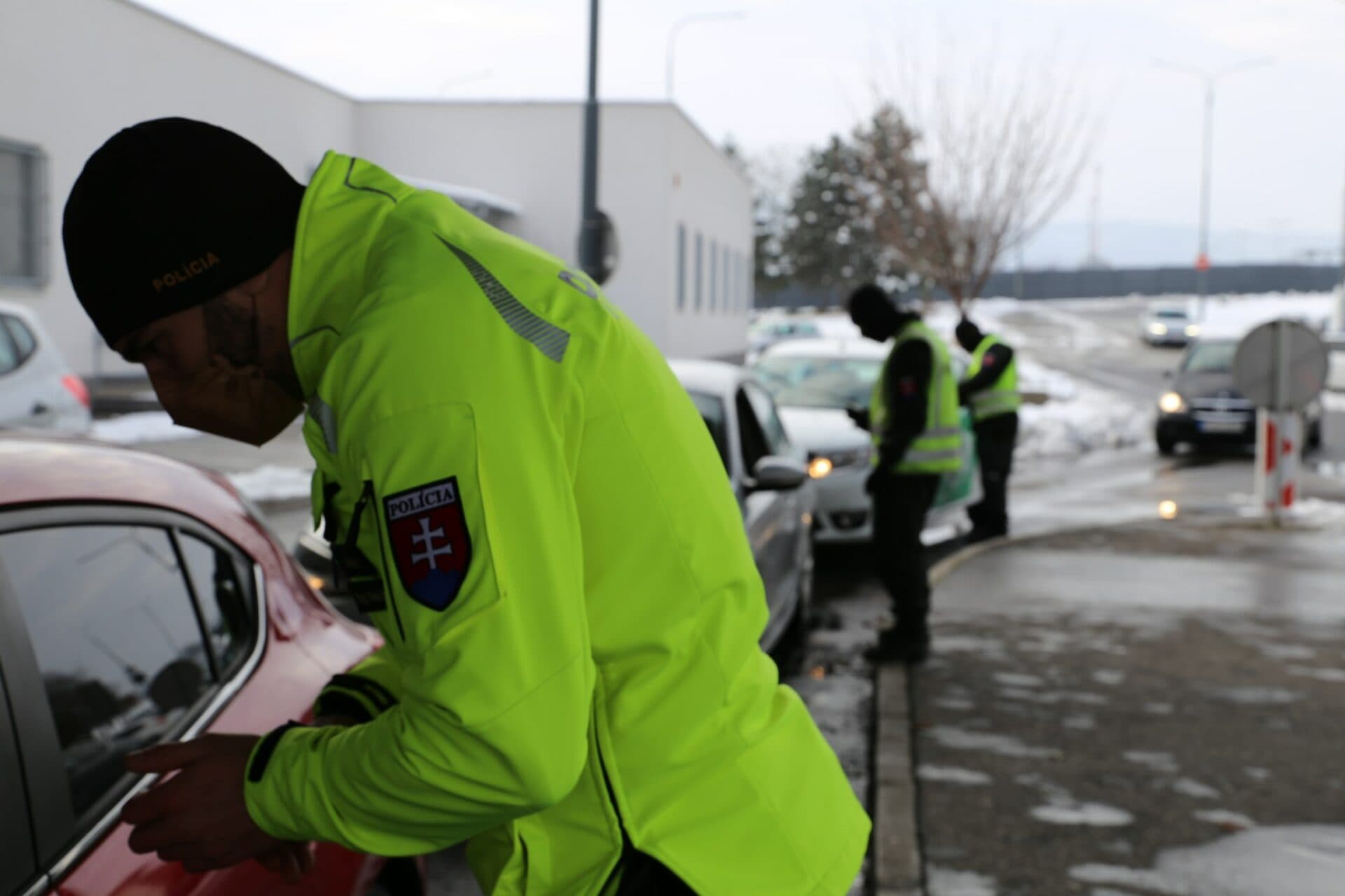 Na verejný poriadok a protipandemické opatrenia bude dohliadať viac policajtov
