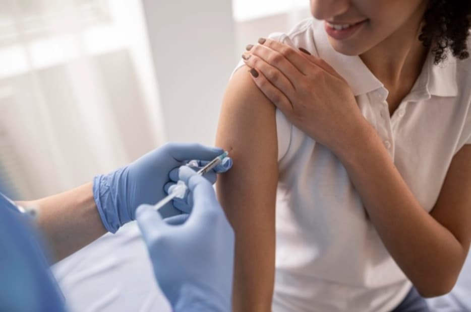 Štvrtá dávka vakcíny bude v súvislosti s variantom omikrom pravdepodobne nutná skôr, predpokladá šéf firmy Pfizer