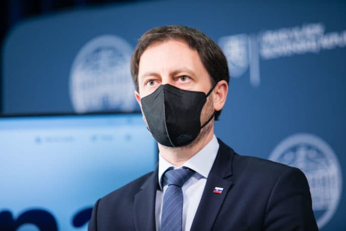Premiér vyzval politikov k úcte k médiám