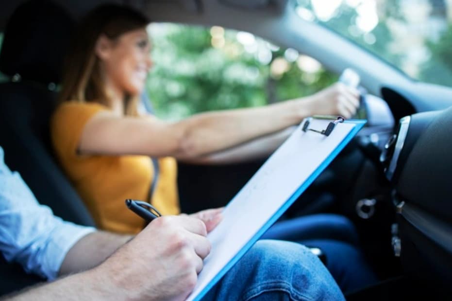 Rezorty vnútra a obrany budú môcť vyškoliť inštruktorov autoškôl vo vlastnej pôsobnosti