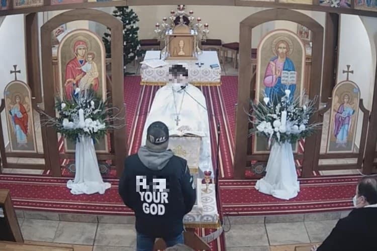 Na novoročnú omšu napadnutý kňaz len tak ľahko nezabudne. Útočník vyčíňal v kostole (video)