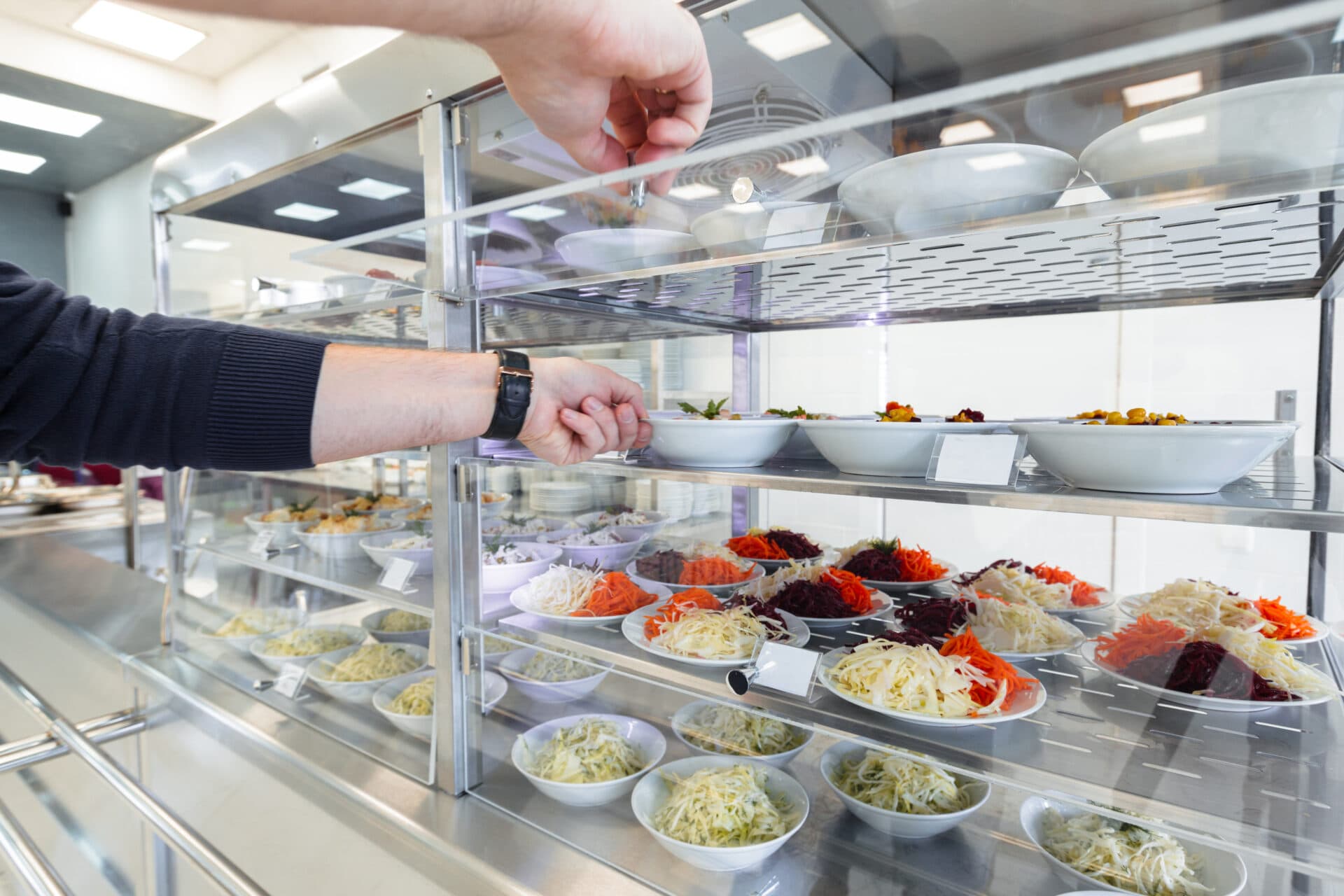 Zákazníci prevádzok verejného stravovania môžu konzumovať jedlá a nápoje už aj vo foodcourtoch
