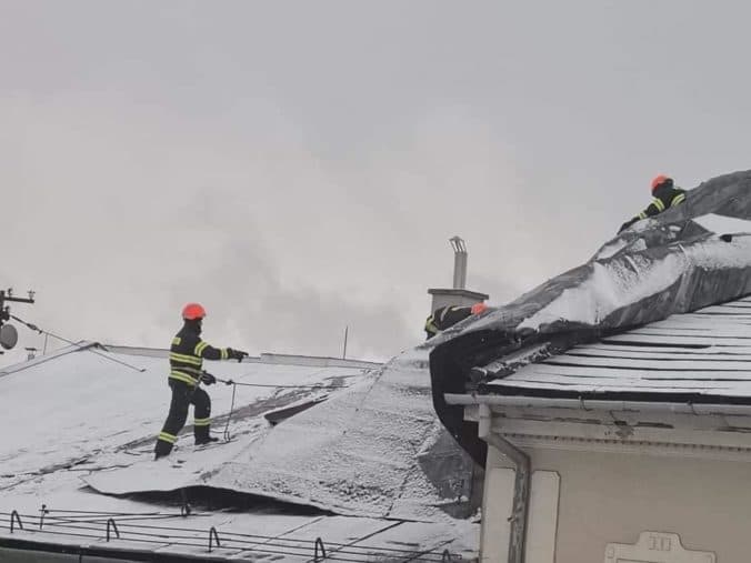 Silný vietor v Helcmanovciach poškodil strechy na deviatich rodinných domoch