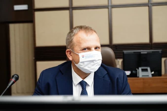 Ledecký chce presadiť rozšírenie bezhotovostnej výplaty sociálnych dávok