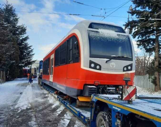 Železničná spoločnosť Slovensko nasadila na tatranských tratiach tretiu novú „električkozubačku“