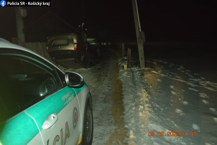 Auto skončilo na streche, vodič ušiel a nafúkal vyše 4 promile (FOTO)