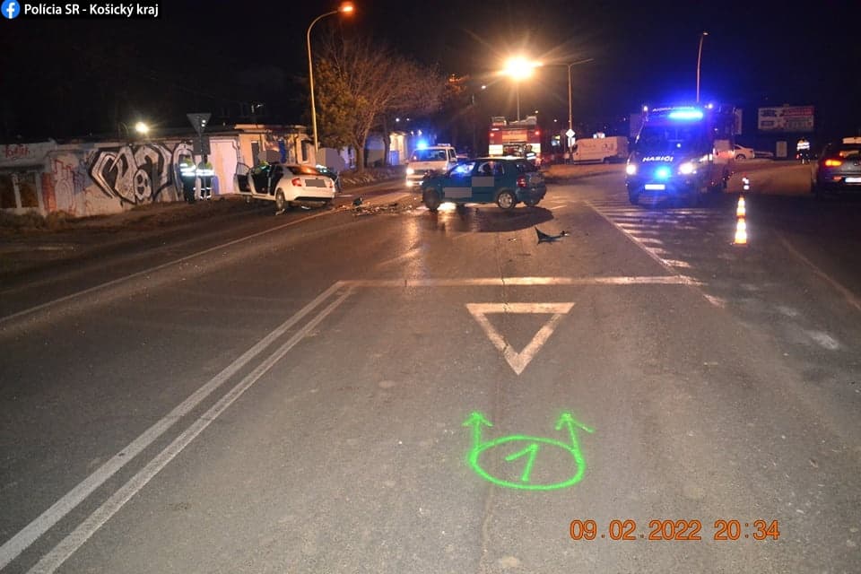 V Košiciach došlo k čelnej zrážke dvoch vozidiel (FOTO)