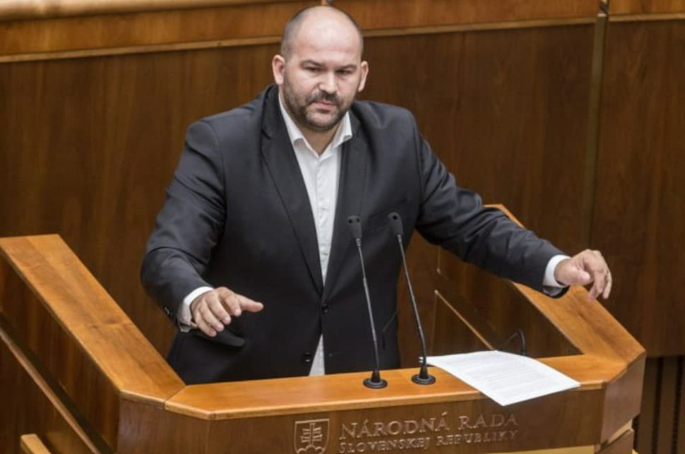 Poslanci klubu Sme rodina majú pri hlasovaní o dohode s USA zelenú kartu