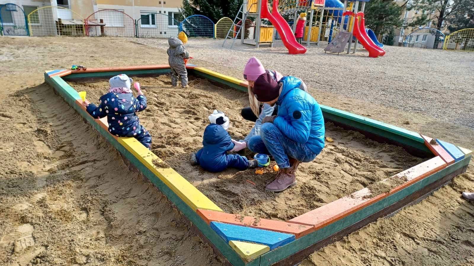 Prvé pieskoviská na KVP sú vynovené a pripravené pre deti (FOTO)