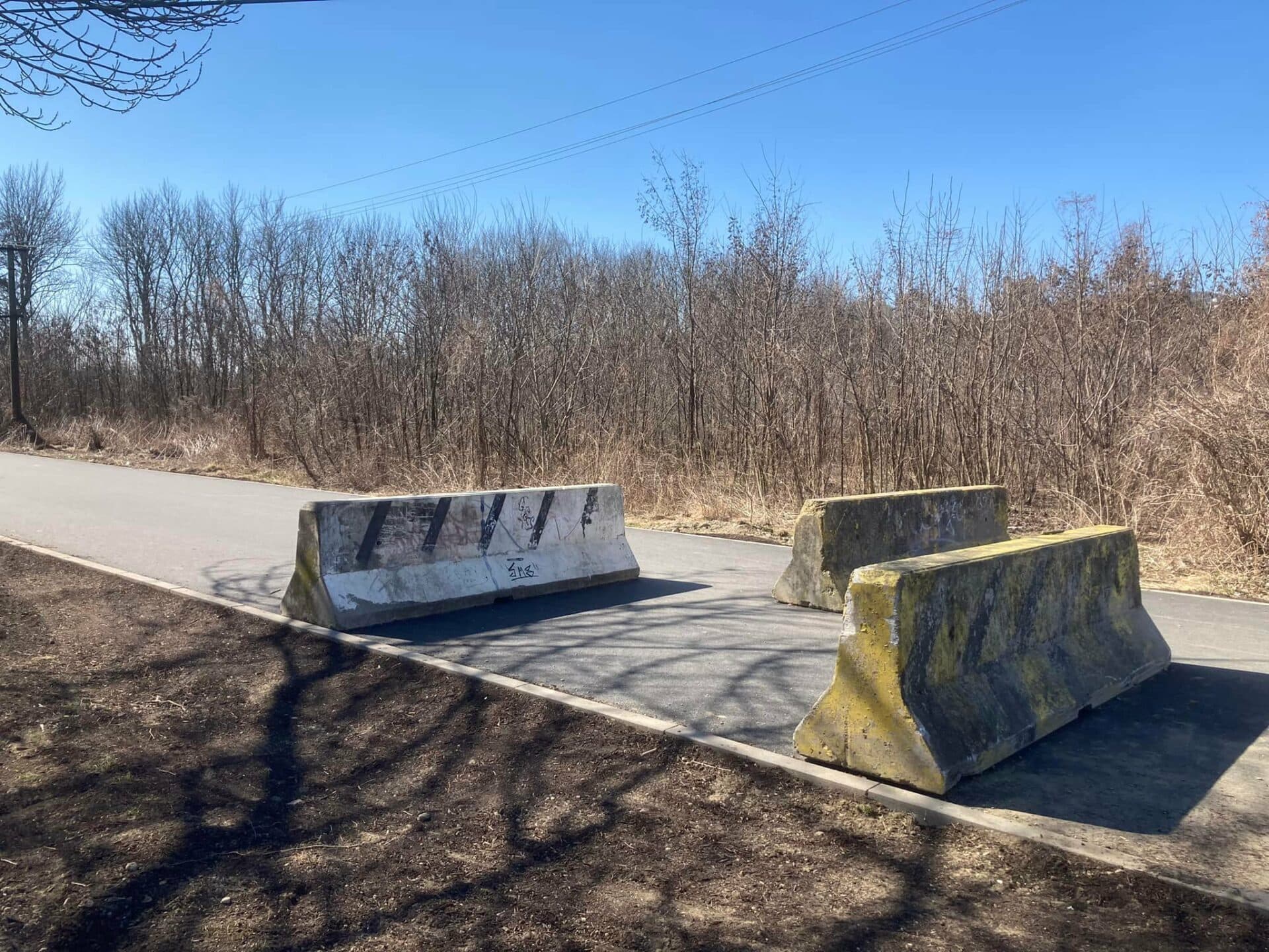 Mestský park Anička si prejde zmenami. Posúvajú sa betónové zábrany