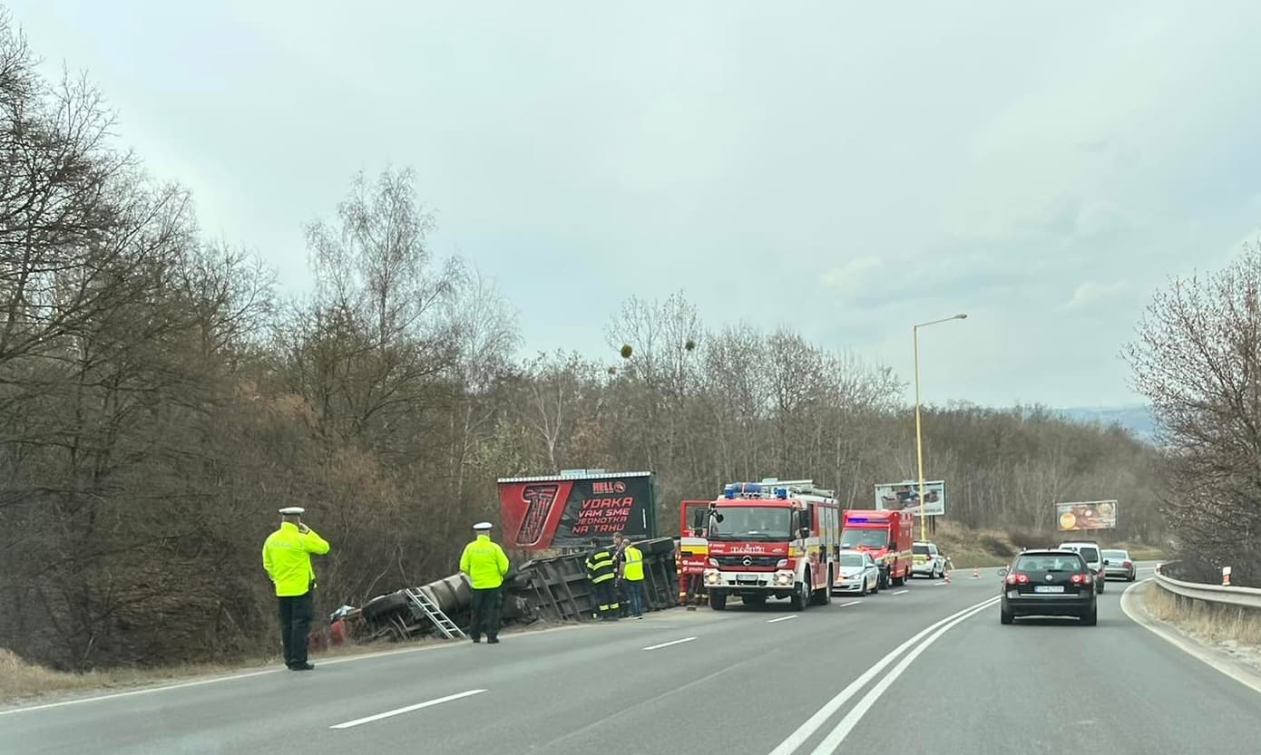 Na Sečovskej ceste sa prevrátil kamión (FOTO)