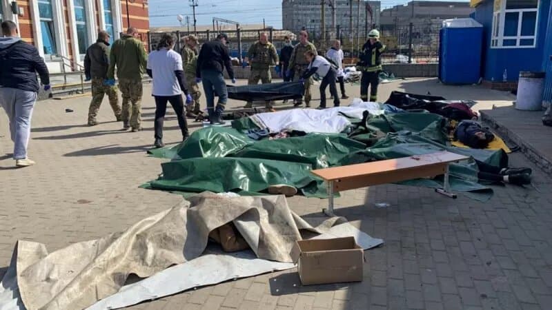 Rakety zasiahli železničnú stanicu v Kramatorsku. Zahynulo viac ako 30 ľudí (FOTO)