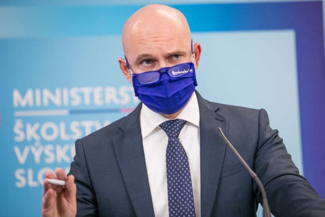 Minister školstva by uprednostnil financie na zvýšenie platov v školstve než na voľnočasové poukazy