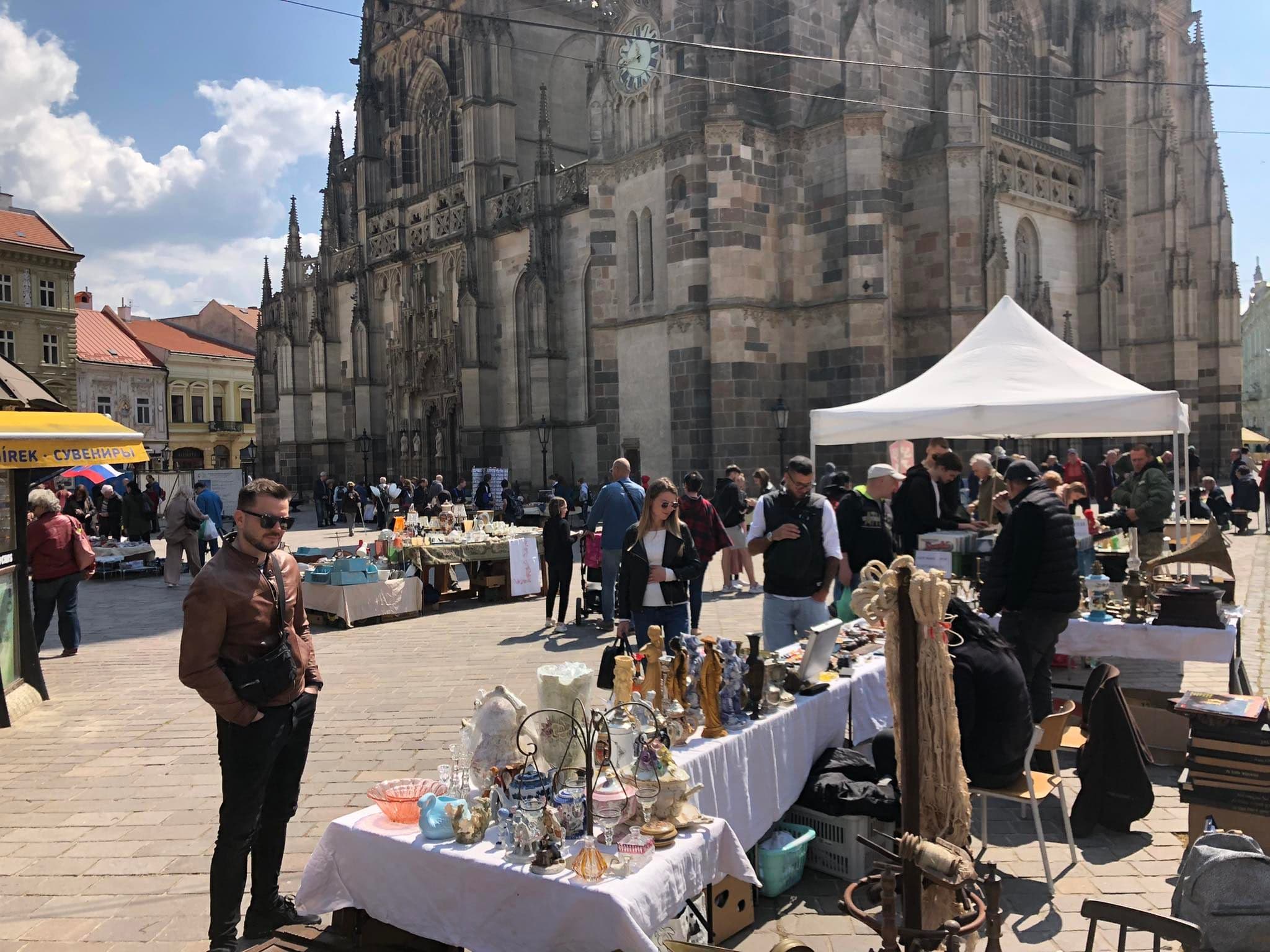 Pri Urbanovej veži to dnes žije. Na svoje si prídu najmä milovníci starožitností (FOTO)