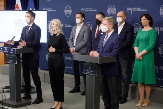 Premiér odmieta, že by koalícii hrozil rozpad. Chce však dostať koaličnú SaS „na palubu“