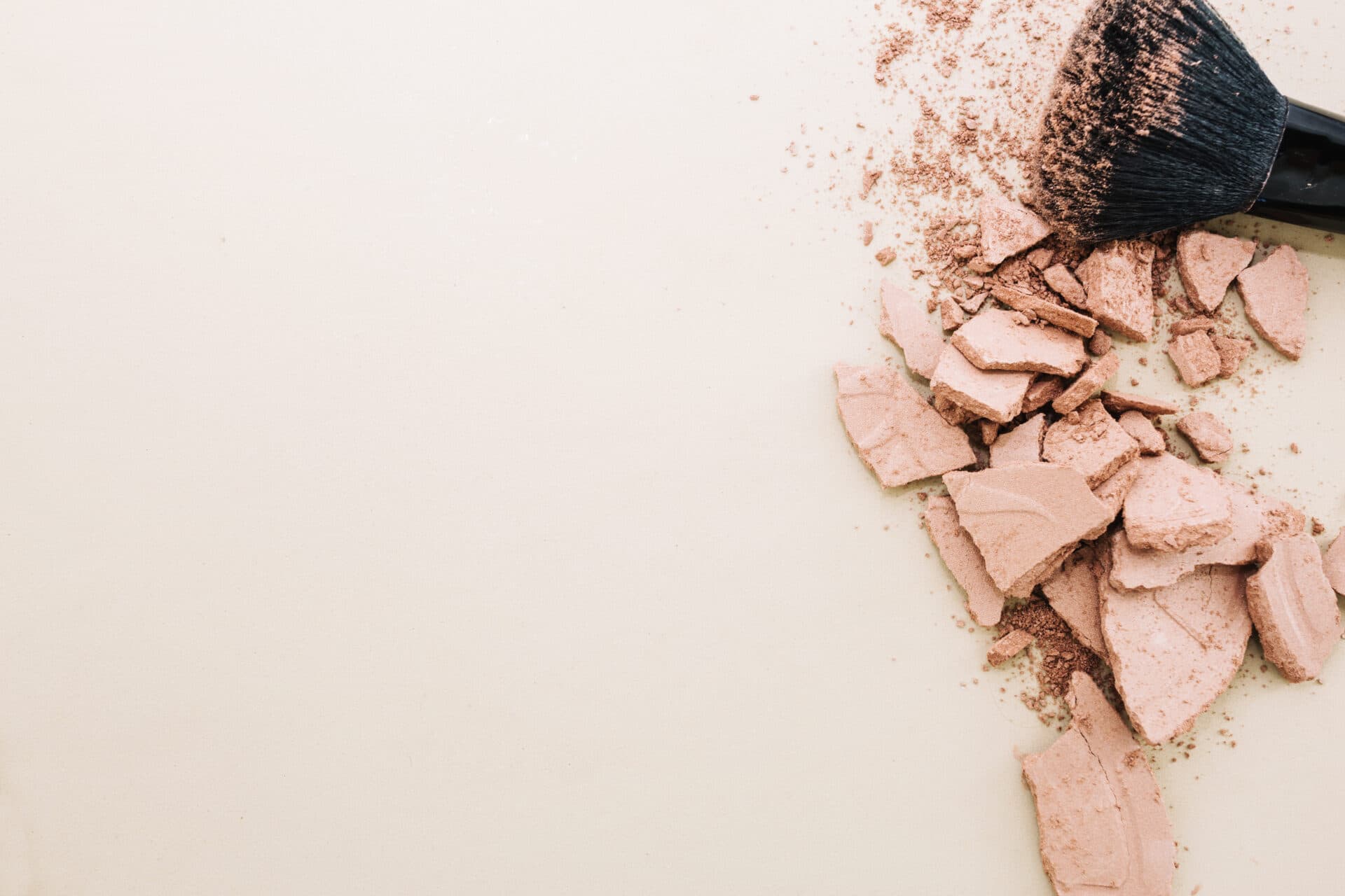 Hygienici upozorňujú na nebezpečný make-up pre deti či masky na vlasy