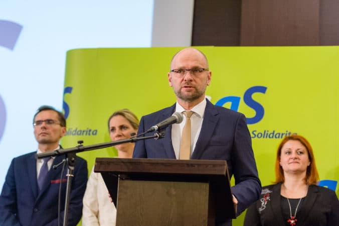 Strana SaS chce vedieť, ako bude kryté jednorazové navýšenie platov v štátnej a verejnej sfére
