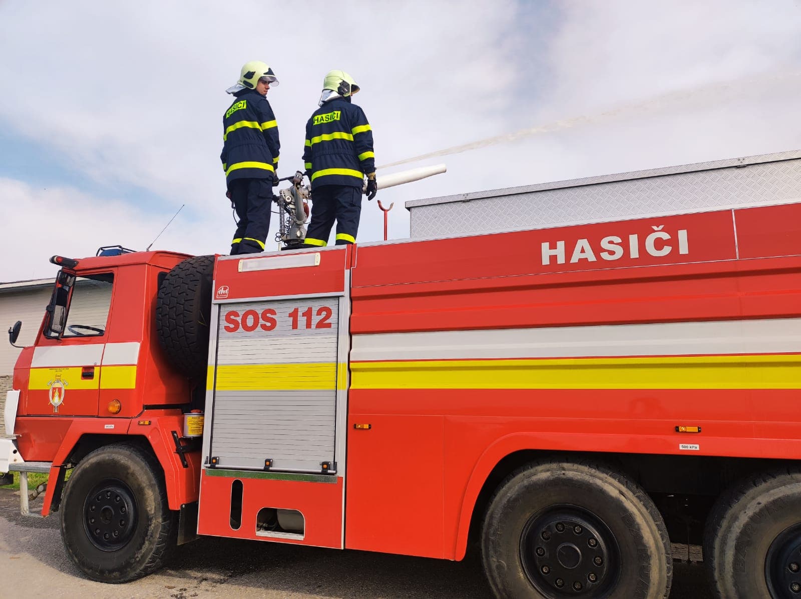 Hasičom a horským záchranárom sa od júla zvýšia platy
