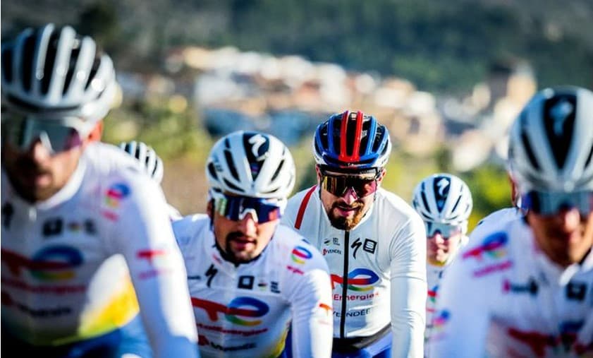 Peter Sagan zostáva na pretekoch Okolo Švajčiarska, aj v piatok prišiel do cieľa v grupete