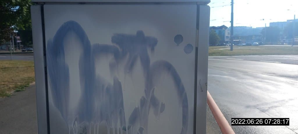 Mladý muž posprejoval parkovací automat a elektrickú rozvodnú skriňu