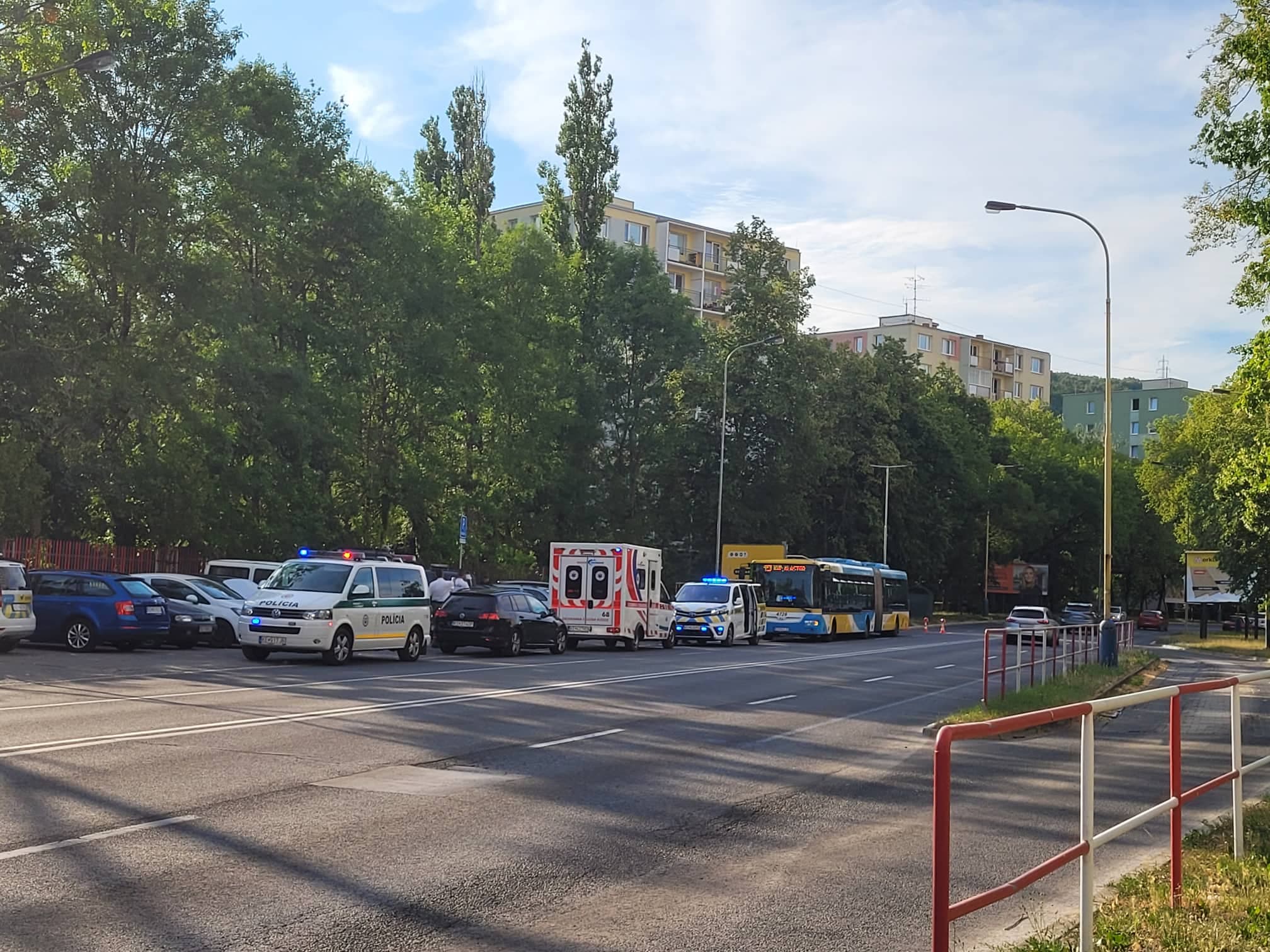 Vodič vybrzďoval a následne prudko zabrzdil pred autobusom! Zranili sa dve cestujúce (FOTO)