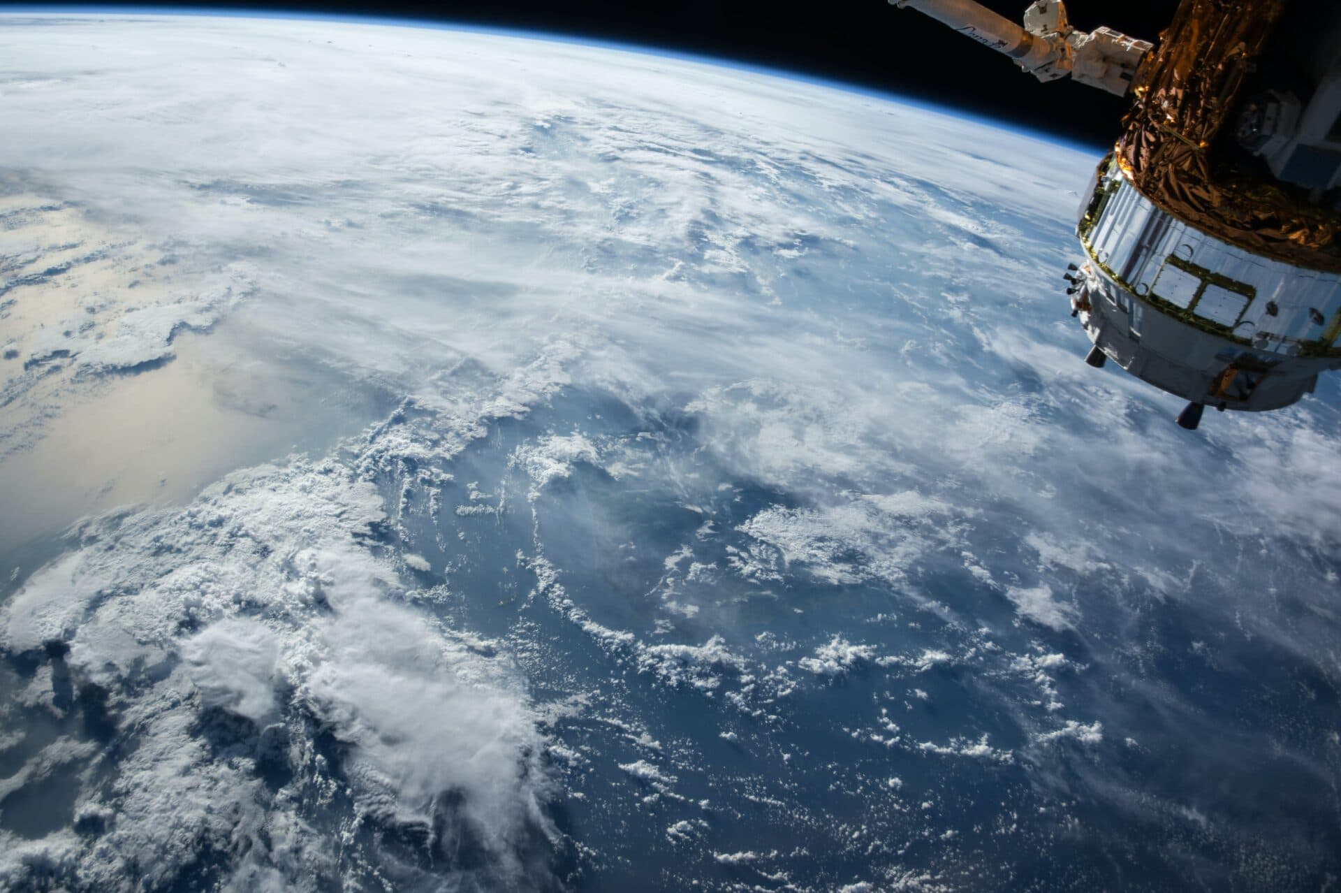 NASA zverejnila prvú snímku vesmíru. Poskytuje dosiaľ najhlbší pohľad do vesmíru (FOTO)