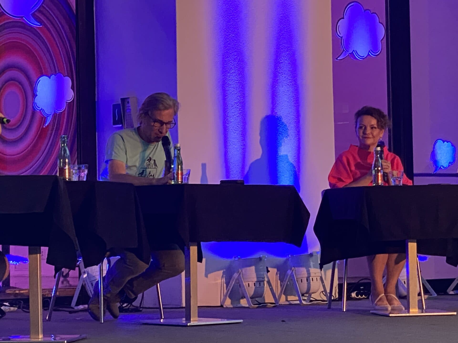 Veľa smiechu v Kulturparku. Zábavná talkshow s Milanom Kolcunom pobavila hostí (FOTO)