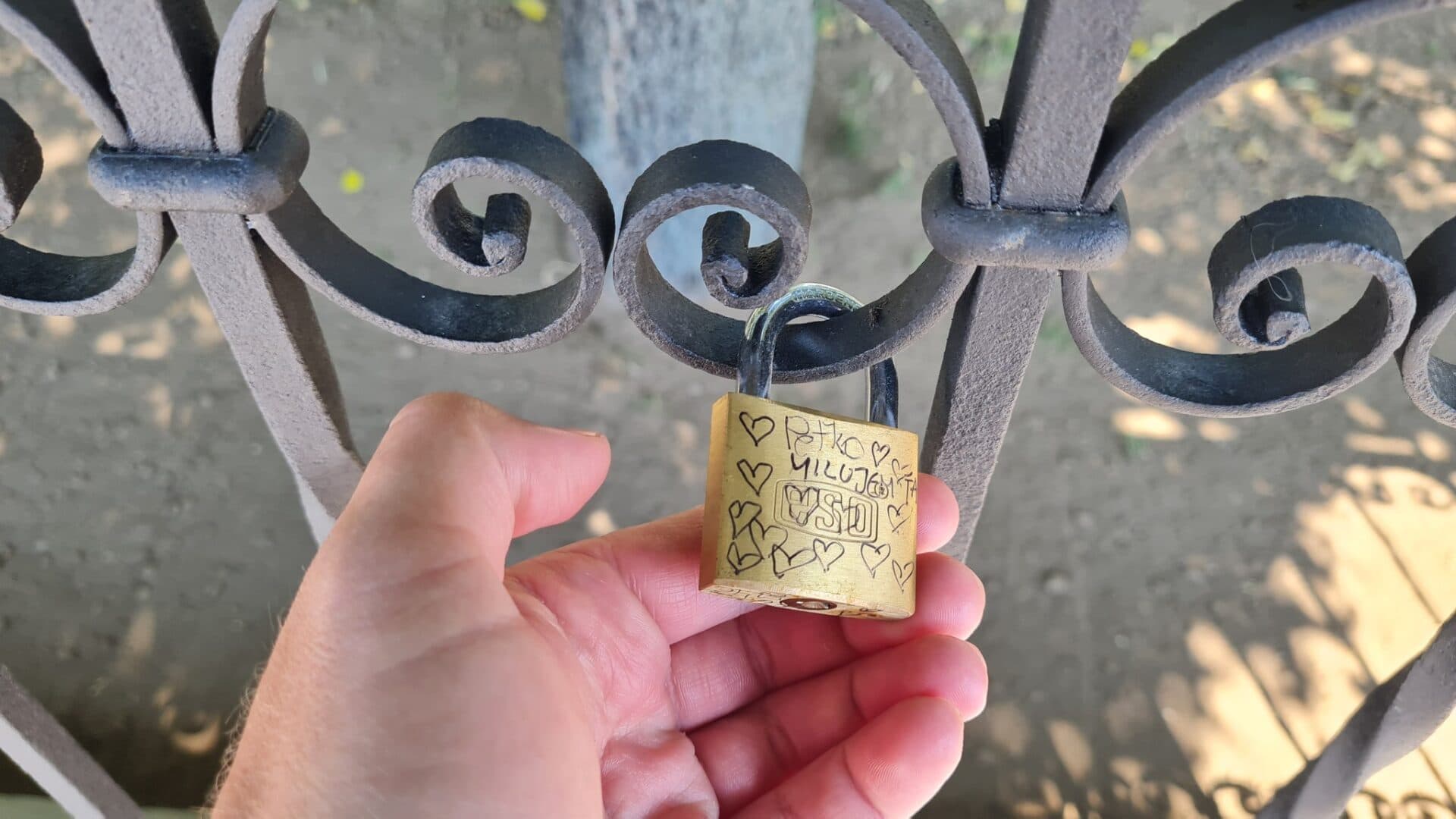 Na novom oplotení pribudli kladky ako symbol lásky! Boli však odstránené (FOTO)