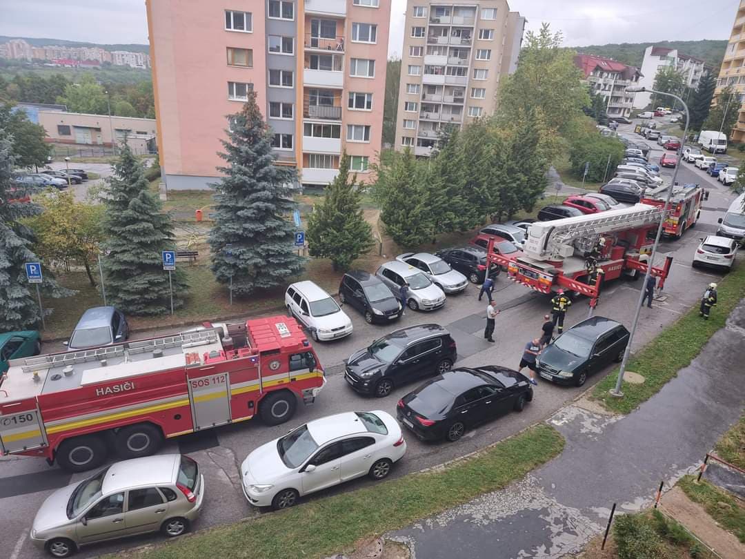 Z bytu vychádzal dym, museli zasahovať záchranné zložky (FOTO)